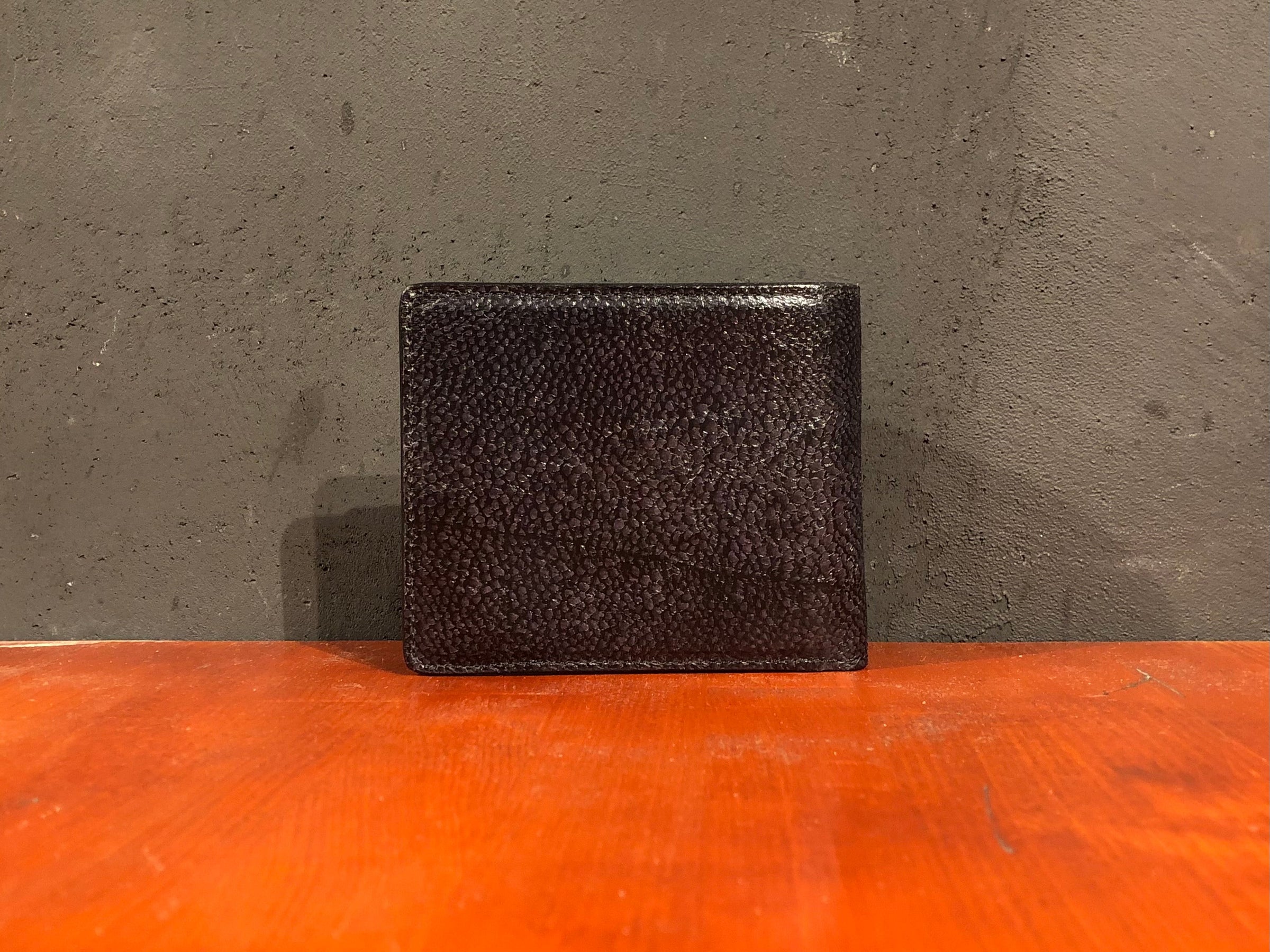 机の上に立ててある二つ折り財布