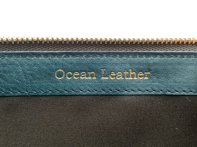 ペンケース内の「Ocean Leather」箔押し刻印