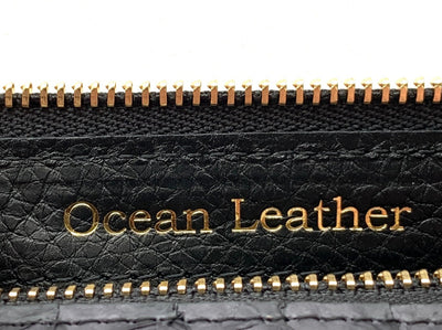 ペンケース内の「Ocean Leather」の箔押し刻印