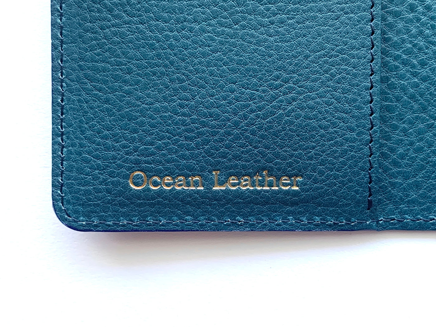手帳型スマホケース【マダイ】内側左下に「Ocean Leather」箔押し刻印