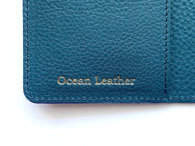 手帳型スマホケース【ブリ】内側左下に「Ocean Leather」の箔押し刻印
