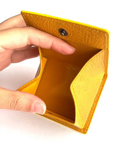 BOXコインケース【サーモン】黄色　を指で大きく開けた写真