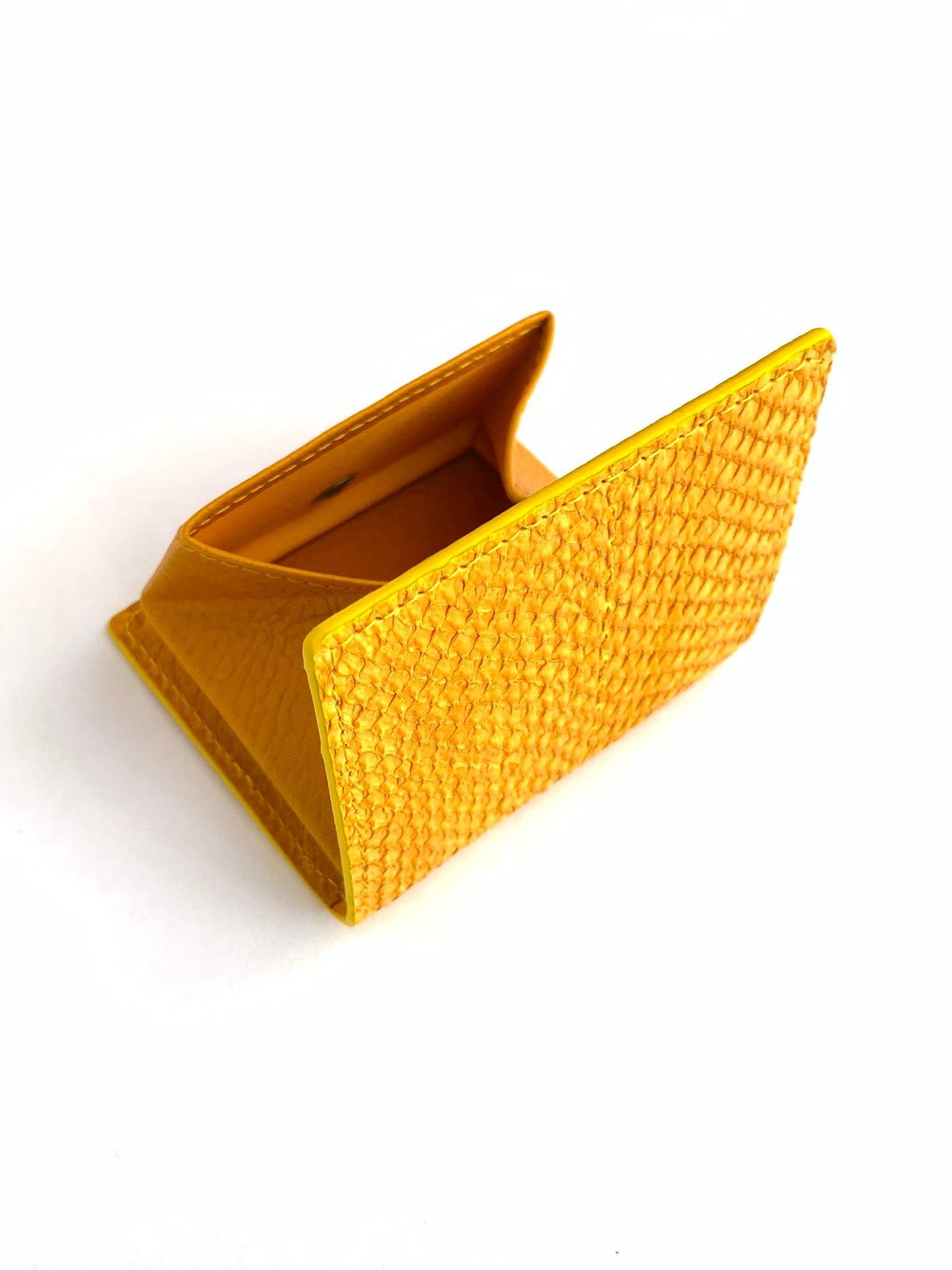 BOXコインケース【サーモン】黄色　を開けて後ろから撮影した写真
