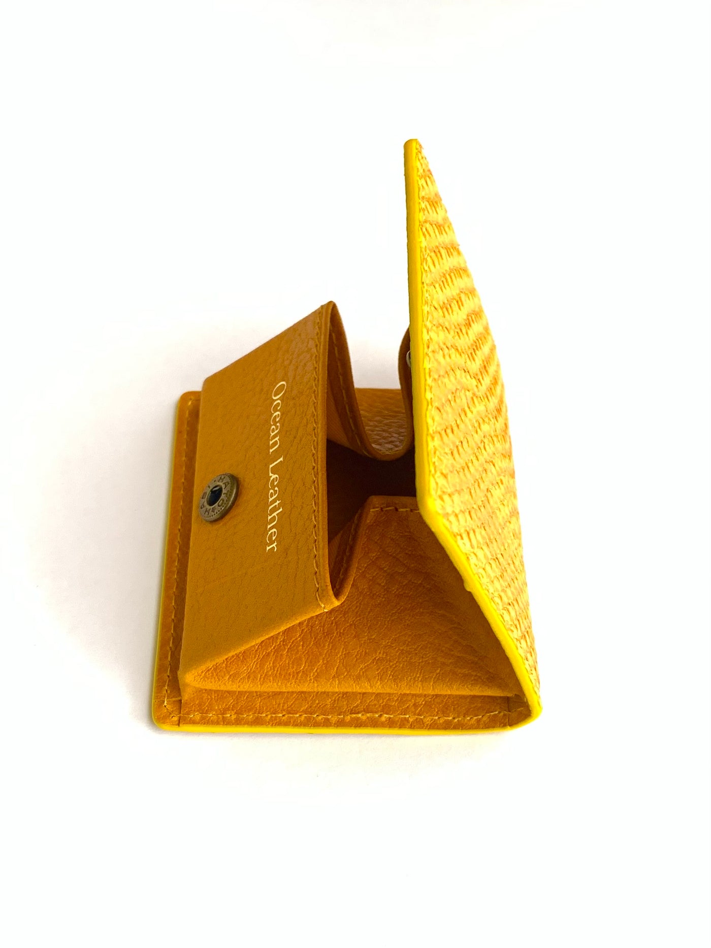 BOXコインケース【サーモン】黄色　を開けて真横から撮影した写真
