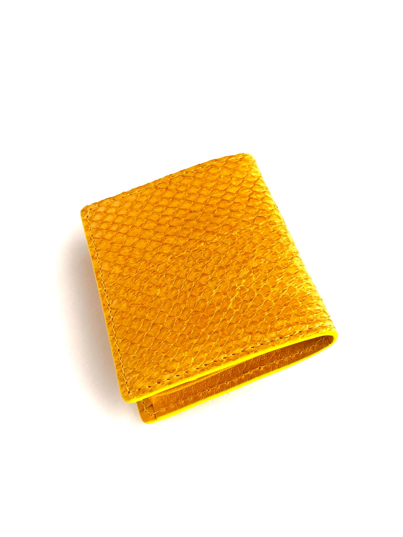 BOXコインケース【サーモン】黄色　ななめからの写真