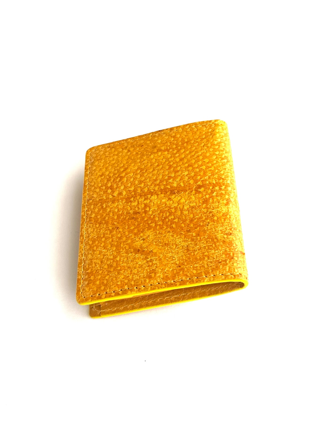 BOXコインケース【シイラ】黄色　閉じた状態で真横から撮影した写真