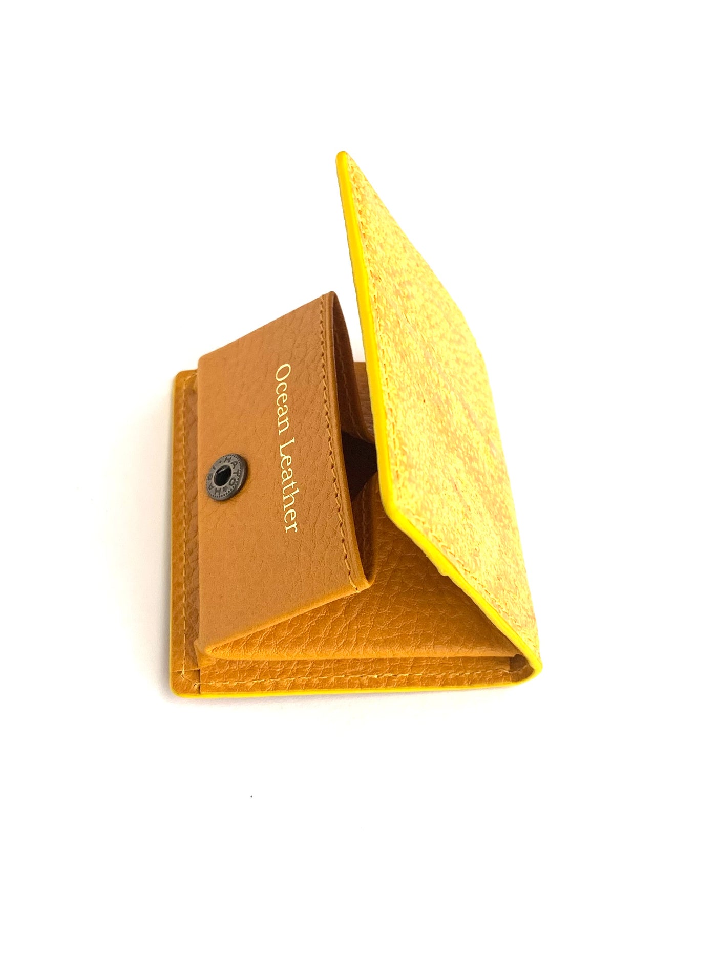 BOXコインケース【シイラ】黄色　を開けて真横から撮影した写真
